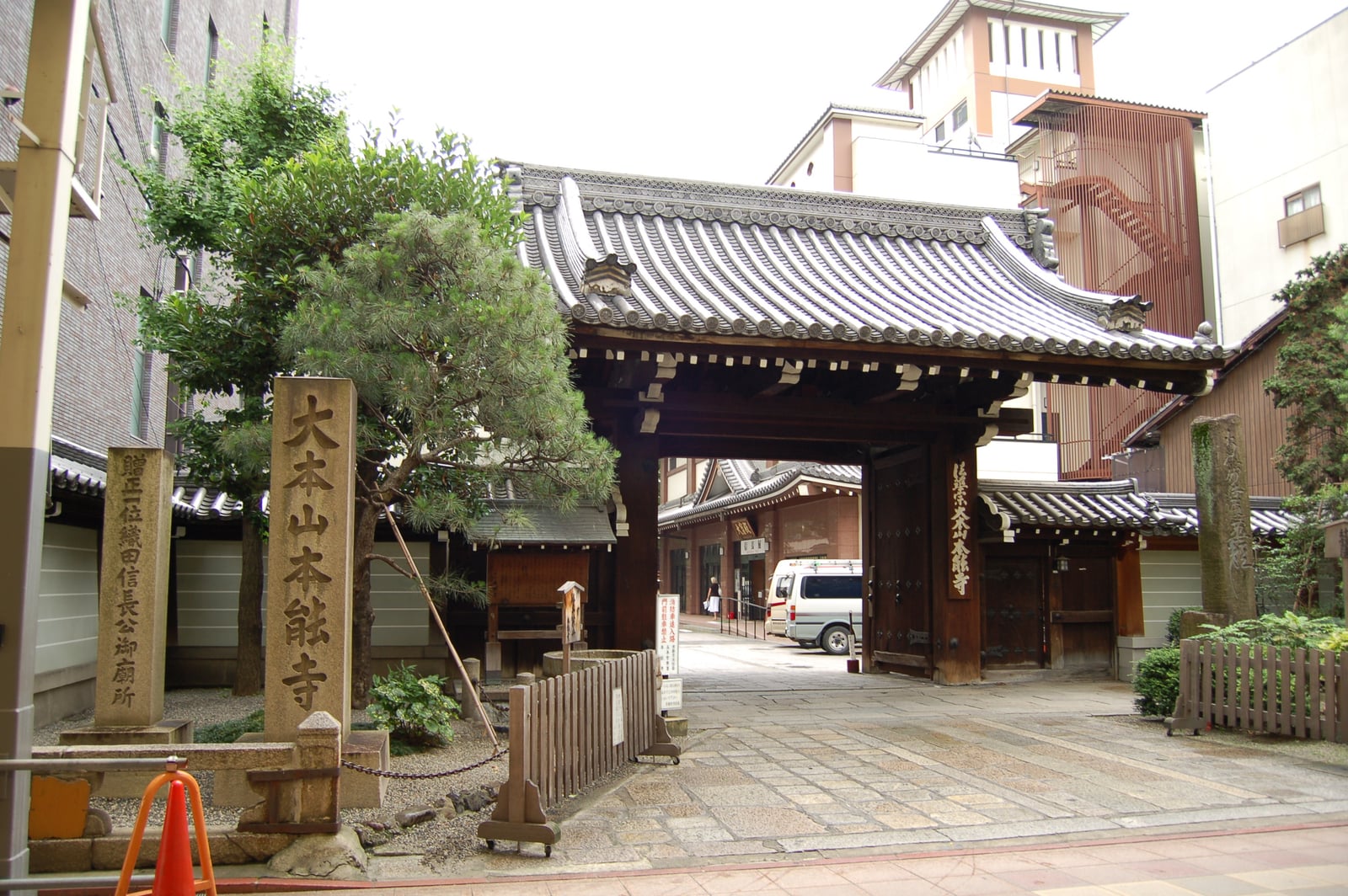 本能寺的古樸山門與石碑｜2006/07 京都/大阪/神戶