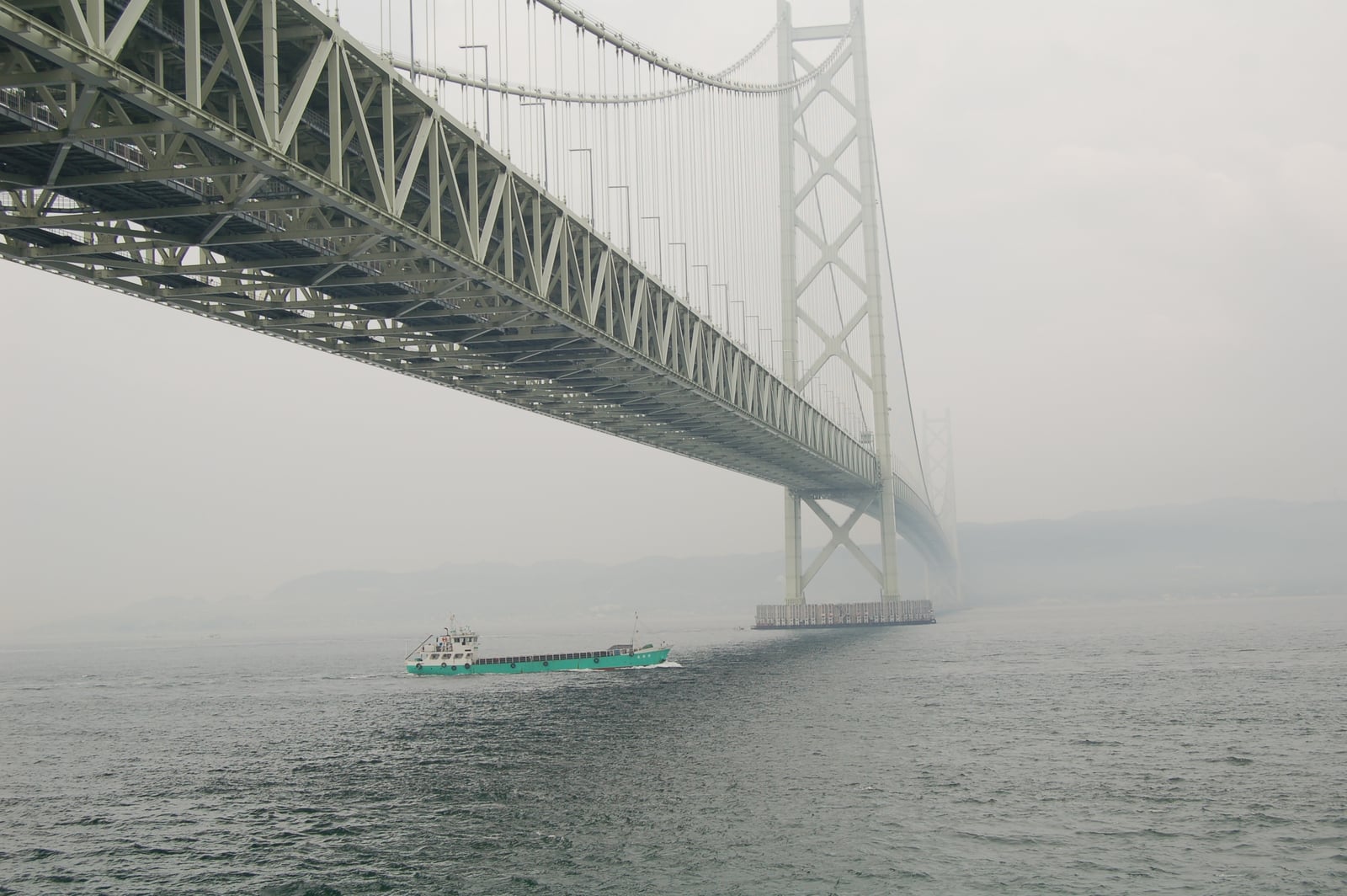 霧氣籠罩下的明石海峽大橋與貨輪｜2006/07 京都/大阪/神戶