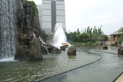 環球影城侏羅紀公園的激流衝刺