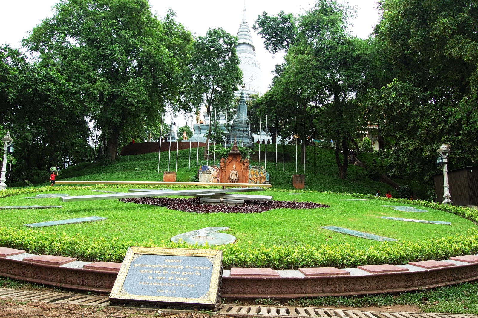 塔亭寺草坪上的大型花鐘與背景白塔｜2007/06 柬埔寨
