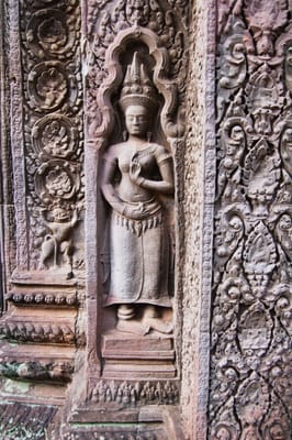 塔布蘢寺精緻的女神浮雕與繁複壁飾｜2007/06 柬埔寨