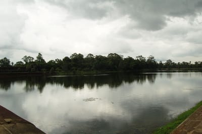 陰雲密布下吳哥窟護城河的倒影風景