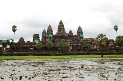 午後陰天下的吳哥窟古寺建築群遠景