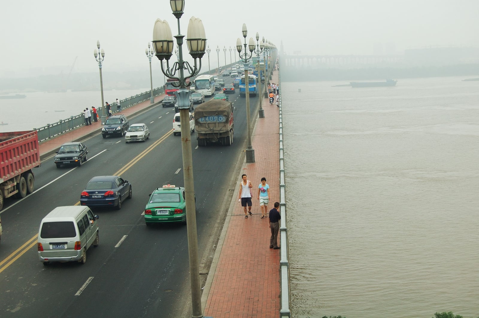 南京長江大橋上的繁忙車流與行人｜2007/07 中國江南