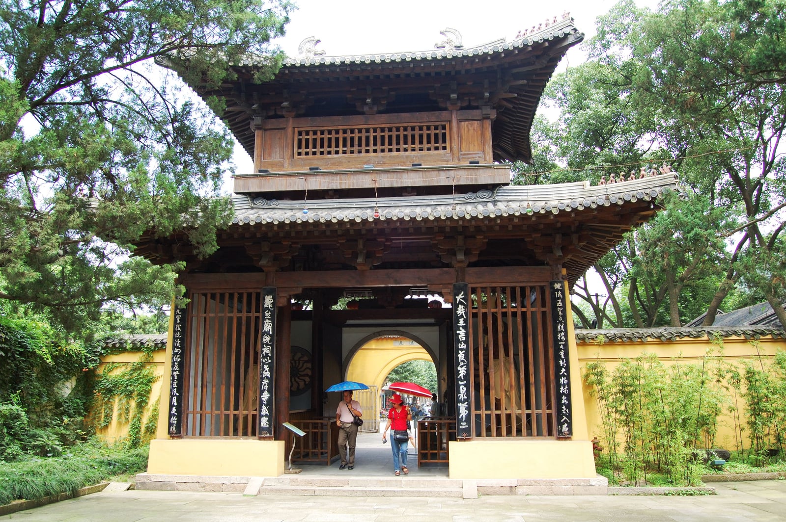 寄暢園古樸木構門樓與庭園一隅｜2007/07 中國江南