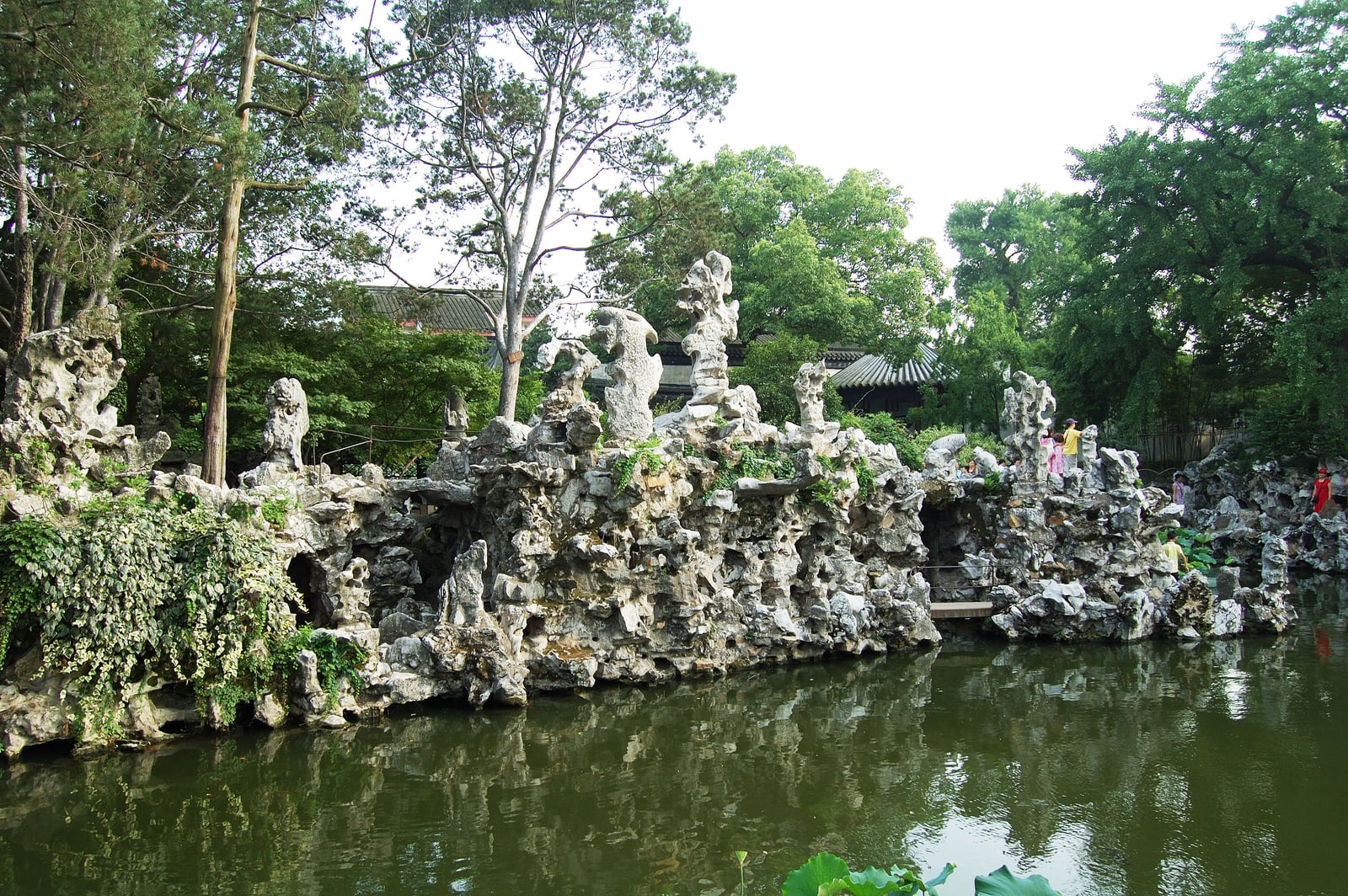 拙政園池畔的奇石造景與綠意｜2007/07 中國江南