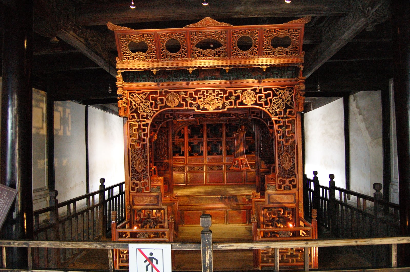 長板茅橋古宅內精緻的傳統木雕架子床｜2007/07 中國江南