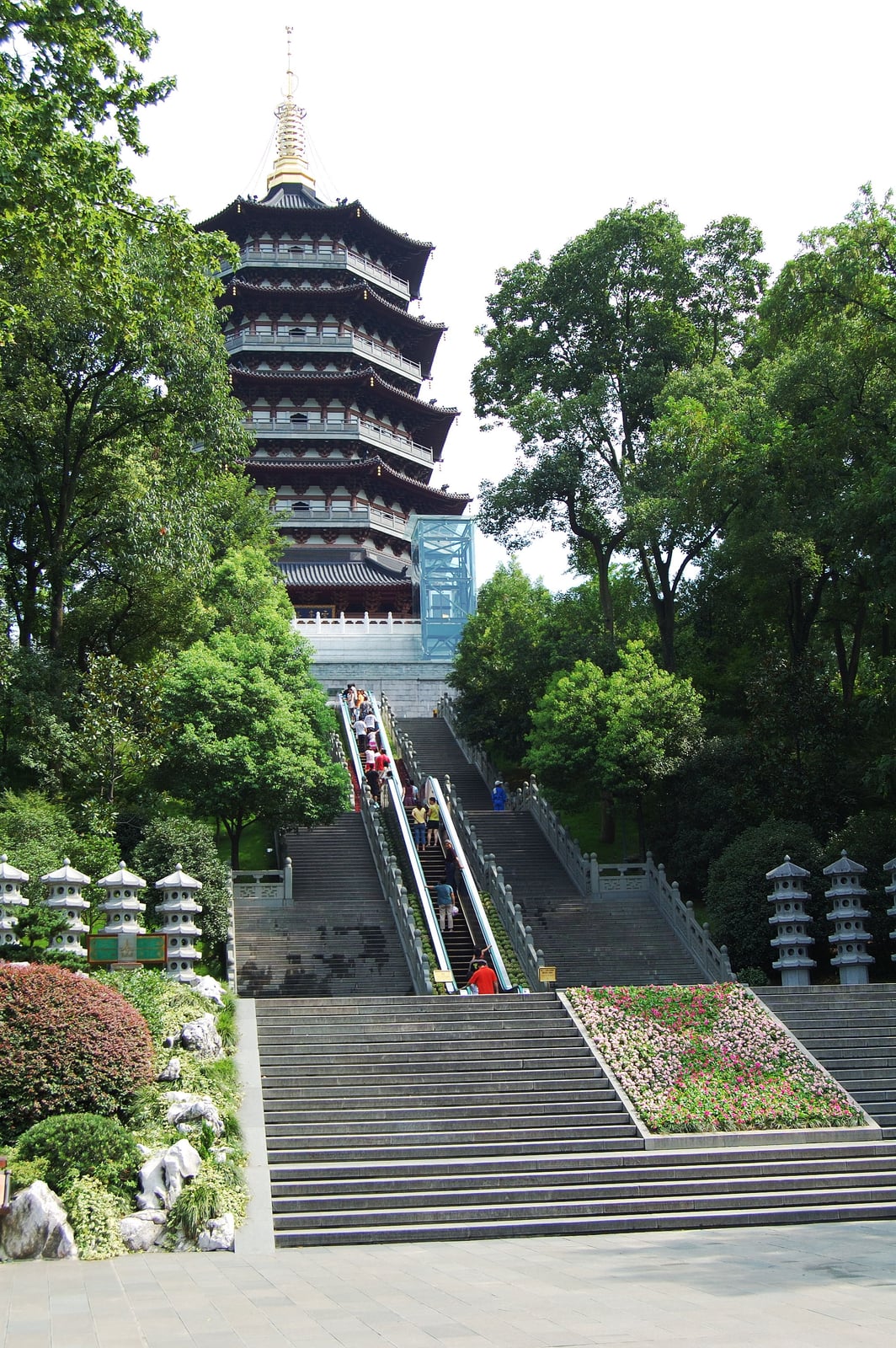 綠意環繞的雷峰塔與階梯步道｜2007/07 中國江南