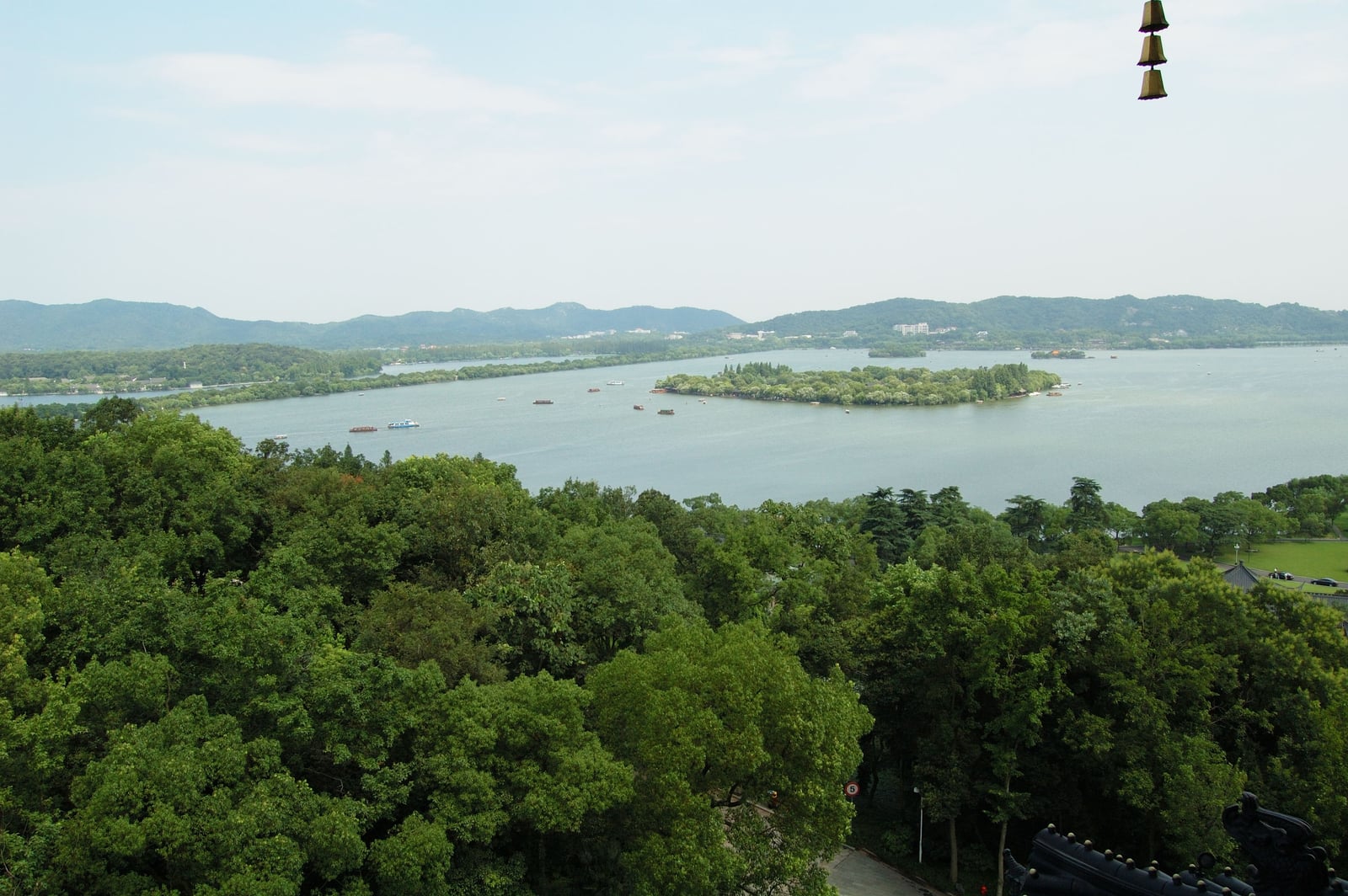 俯瞰西湖水域與蔥鬱林木景致｜2007/07 中國江南