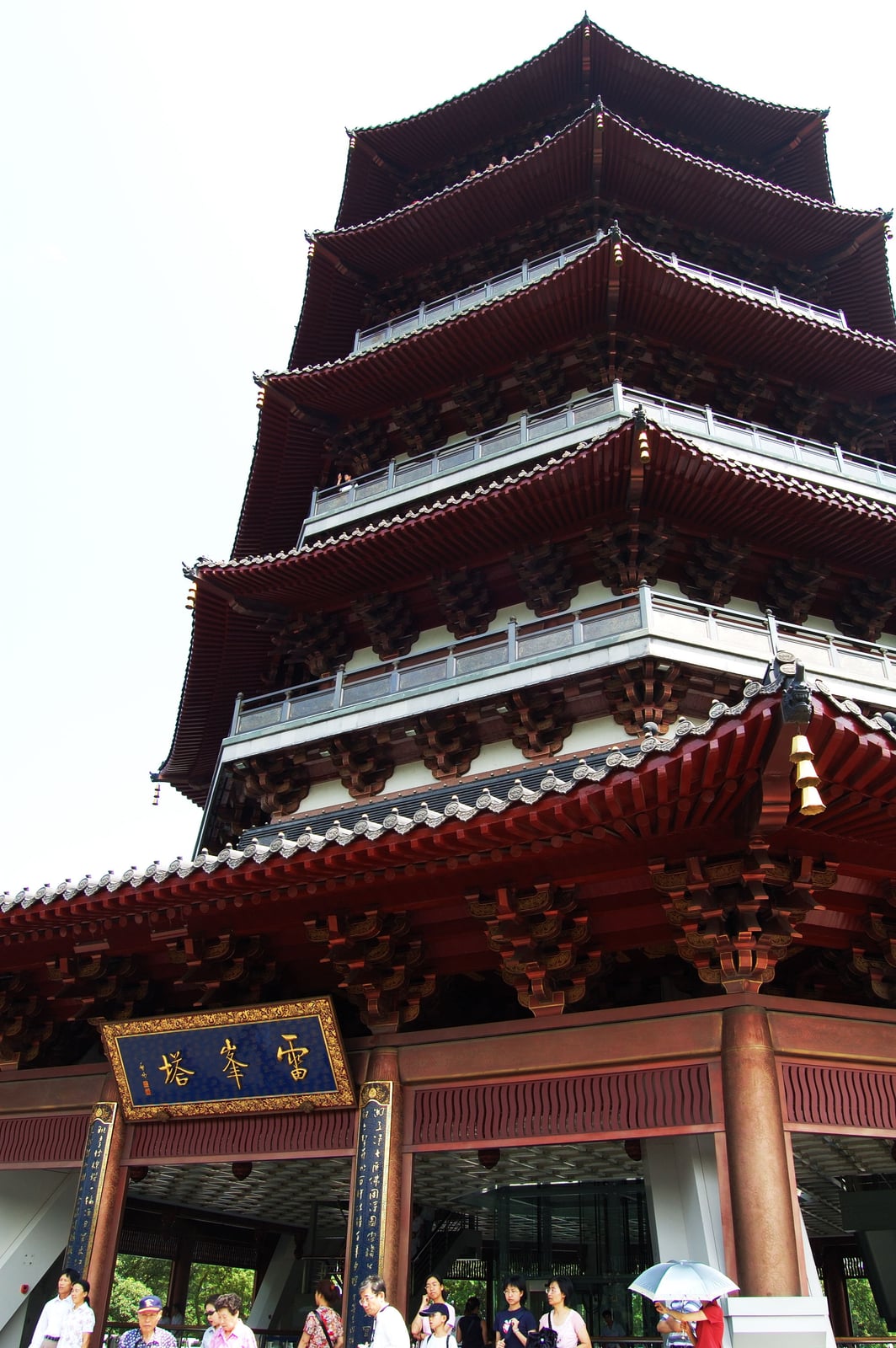 仰望杭州雷峰塔的宏偉建築結構｜2007/07 中國江南