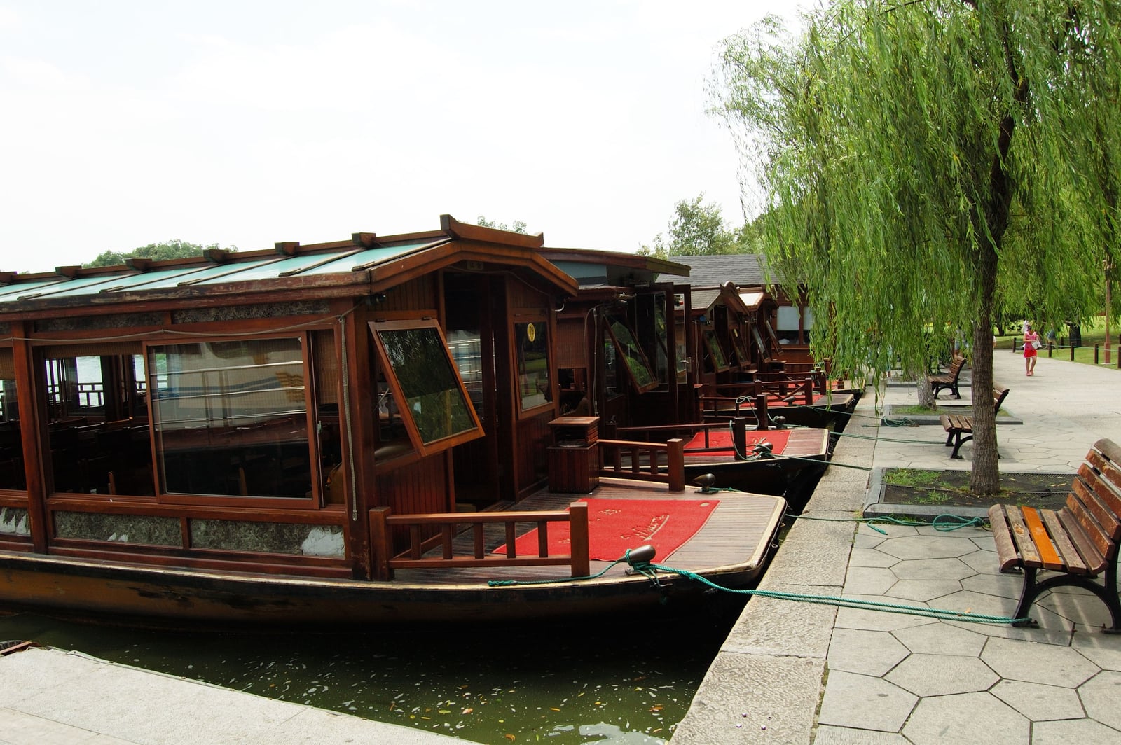西湖畔停泊的傳統木製遊船｜2007/07 中國江南