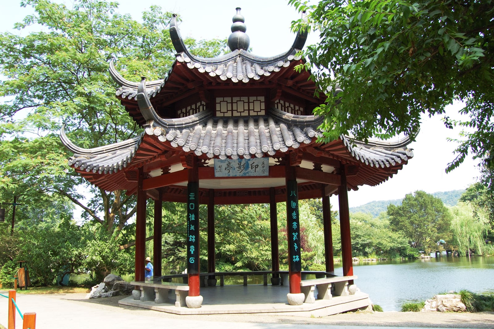 西湖畔的古雅印影亭｜2007/07 中國江南