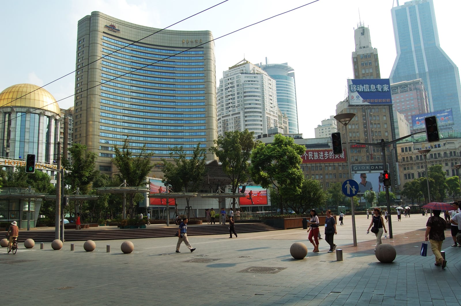 南京路步行街的午後城市景觀｜2007/07 中國江南