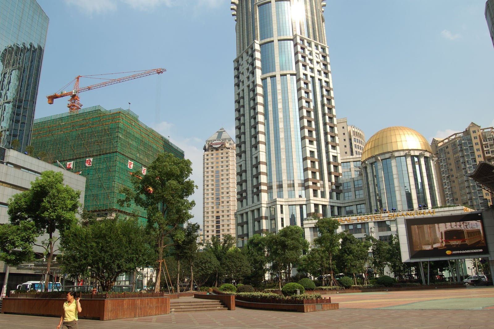 南京路步行街的現代建築群與城市天際線｜2007/07 中國江南