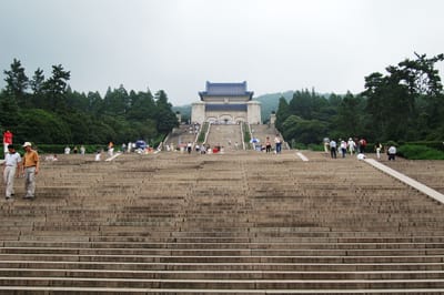 中山陵宏偉的石階步道與祭堂｜2007/07 中國江南