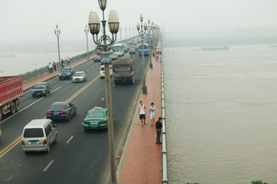 南京長江大橋上的繁忙車流與行人