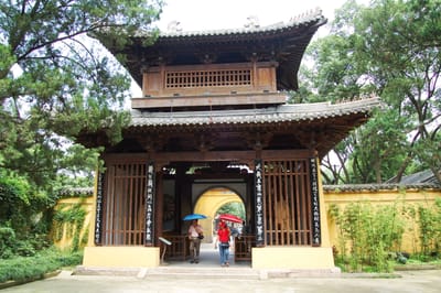 寄暢園古樸木構門樓與庭園一隅｜2007/07 中國江南