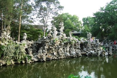 拙政園池畔的奇石造景與綠意｜2007/07 中國江南