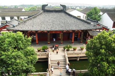 普明塔院的古樸殿宇與庭園景致