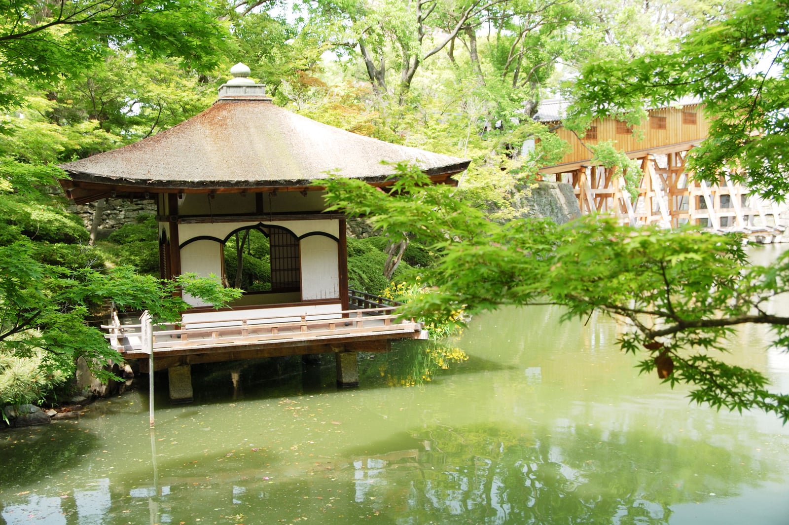 和歌山城紅葉溪庭園的靜謐水榭｜2008/05 紀州半島/京阪