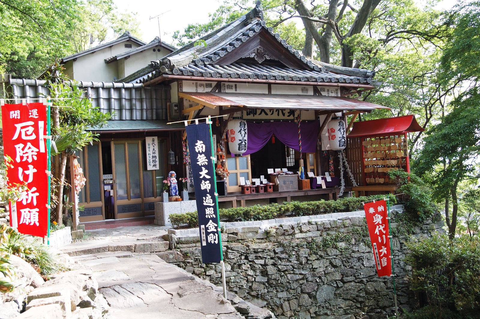 紀三井寺境內的靜謐殿宇與祈福旗幟｜2008/05 紀州半島/京阪