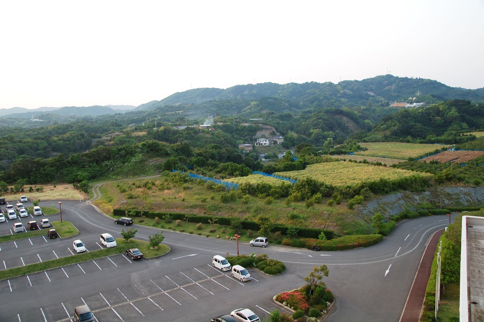 俯瞰和歌山南部町的翠綠山丘與度假酒店停車場｜2008/05 紀州半島/京阪