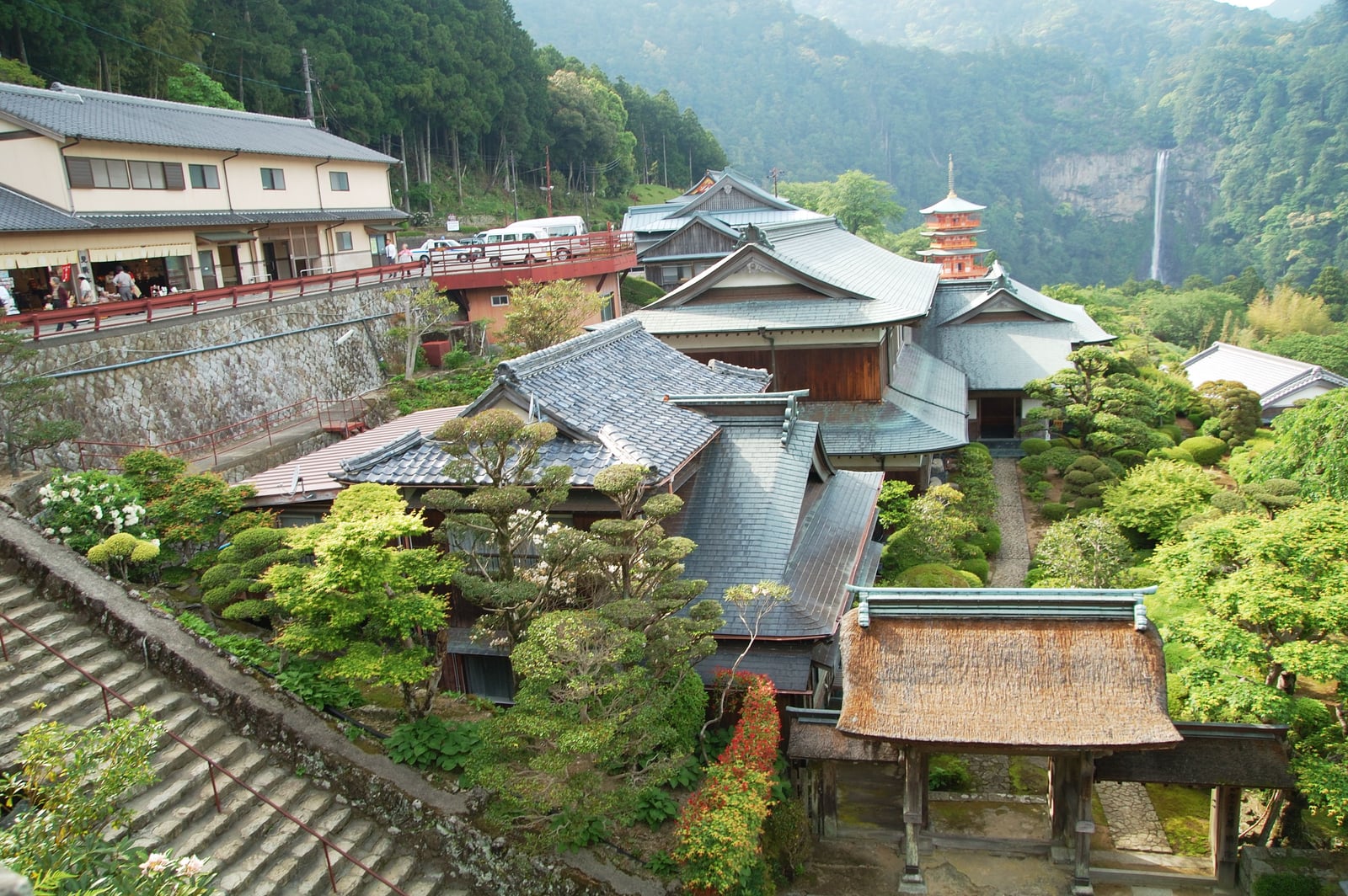 青岸渡寺的古樸建築與遠眺那智瀑布｜2008/05 紀州半島/京阪