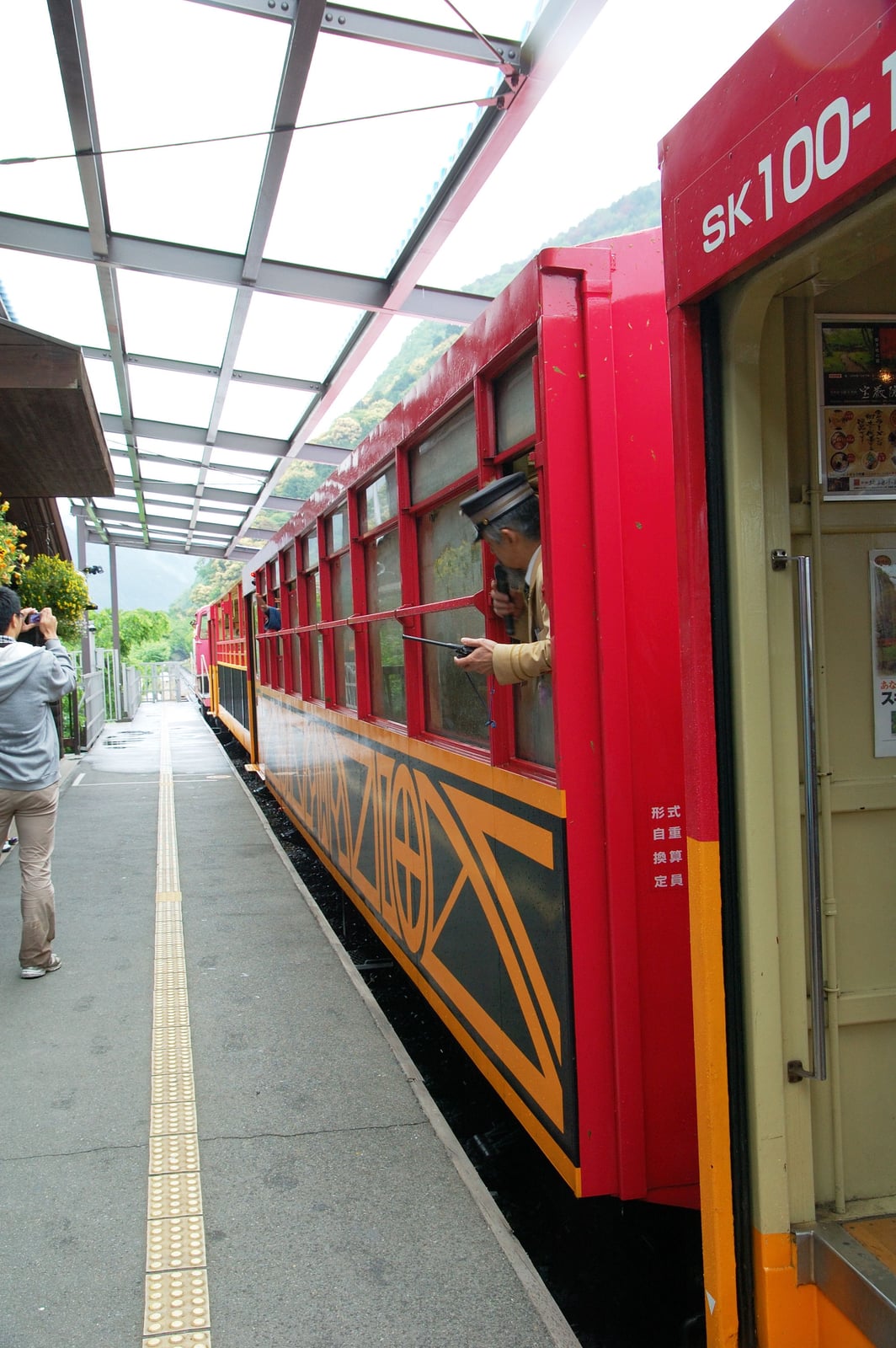 小火車龜岡站的紅色列車與站務員｜2008/05 紀州半島/京阪