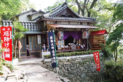 紀三井寺境內的靜謐殿宇與祈福旗幟｜2008/05 紀州半島/京阪