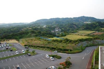 俯瞰和歌山南部町的翠綠山丘與度假酒店停車場