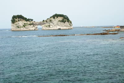白濱町海岸邊的圓月島奇岩