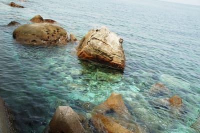 円月島岸邊清澈見底的海水與奇岩｜2008/05 紀州半島/京阪