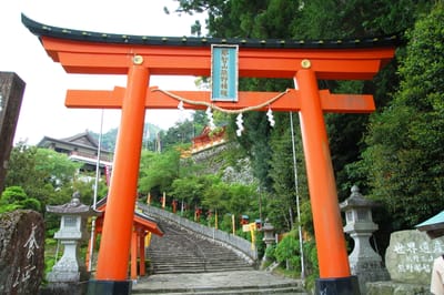 熊野那智大社朱紅鳥居與參拜石階