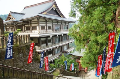 青岸渡寺的莊嚴建築與參道旗幟