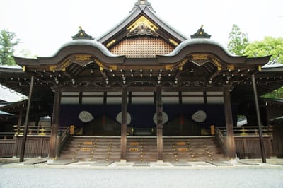 伊勢神宮內宮神樂殿的莊嚴木造建築
