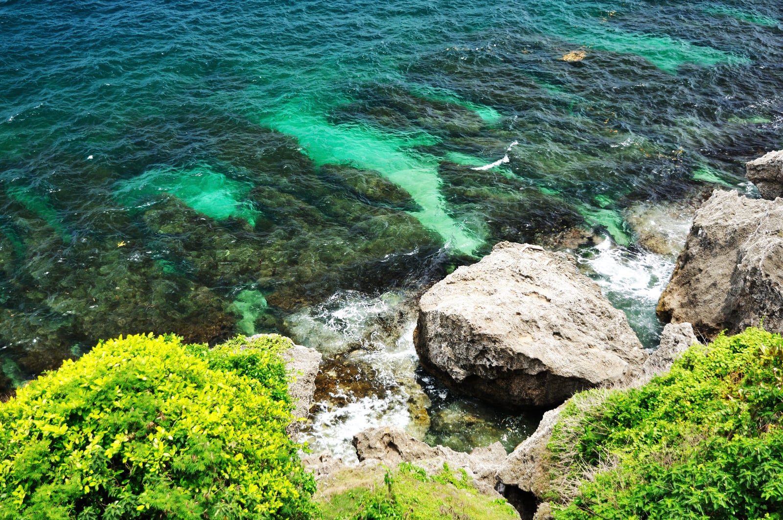 望海亭俯瞰湛藍海水與珊瑚礁岩｜2009-2012 國內離島