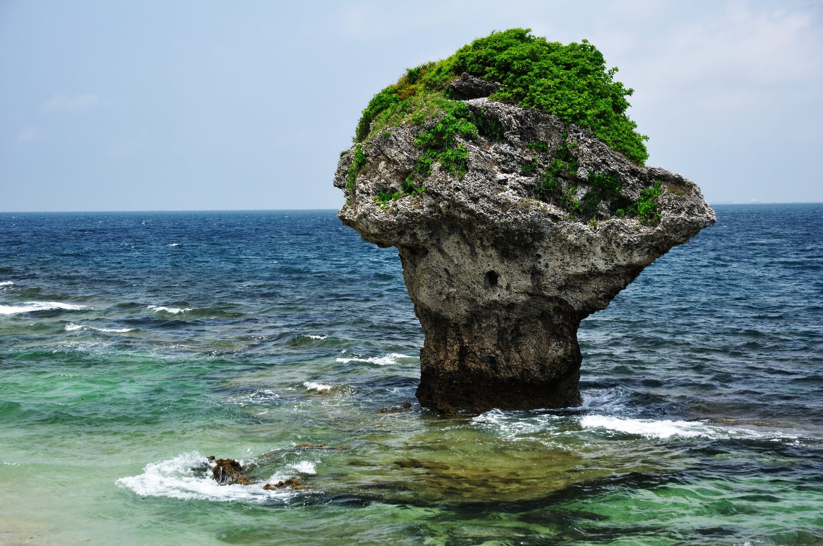 藍色海中矗立的獨特花瓶石珊瑚礁岩｜2009-2012 國內離島