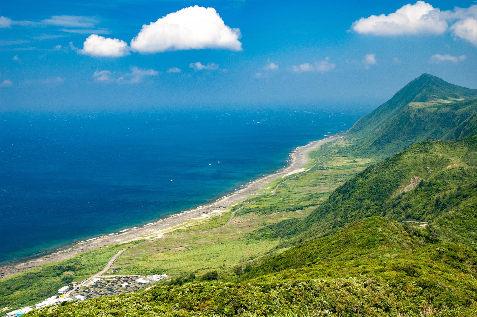 蘭嶼氣象站眺望蔚藍海岸與翠綠山巒｜2009-2012 國內離島