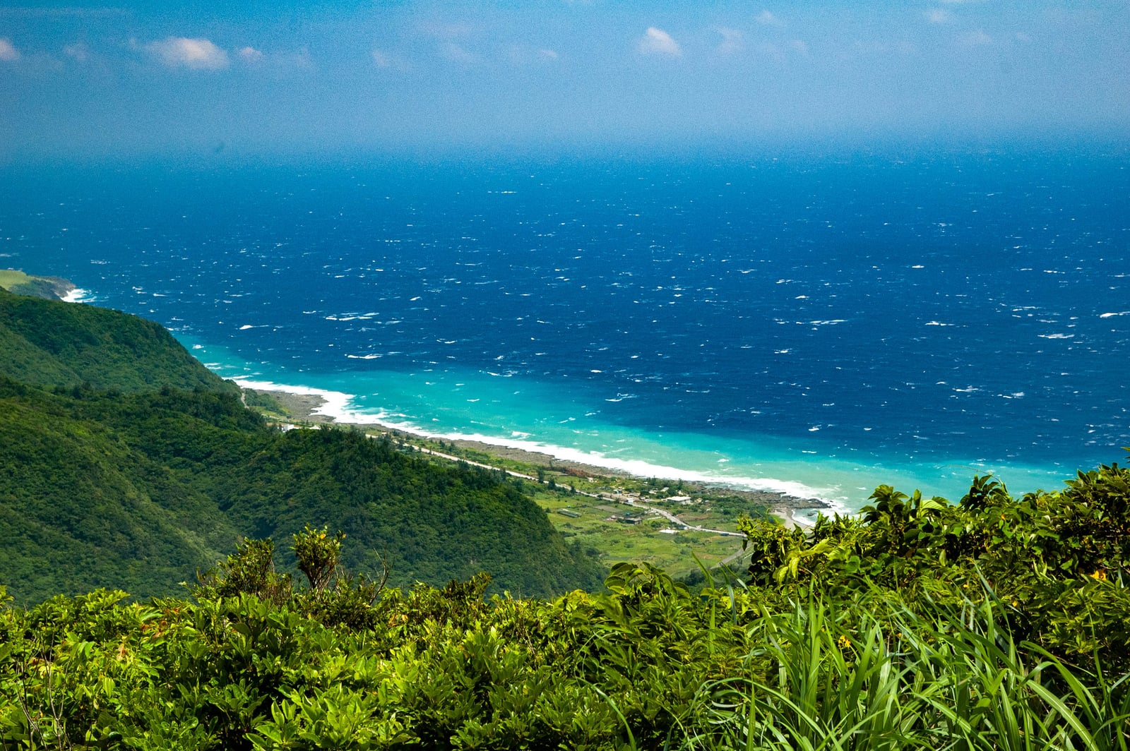 蘭嶼氣象站眺望湛藍海景與翠綠山巒｜2009-2012 國內離島