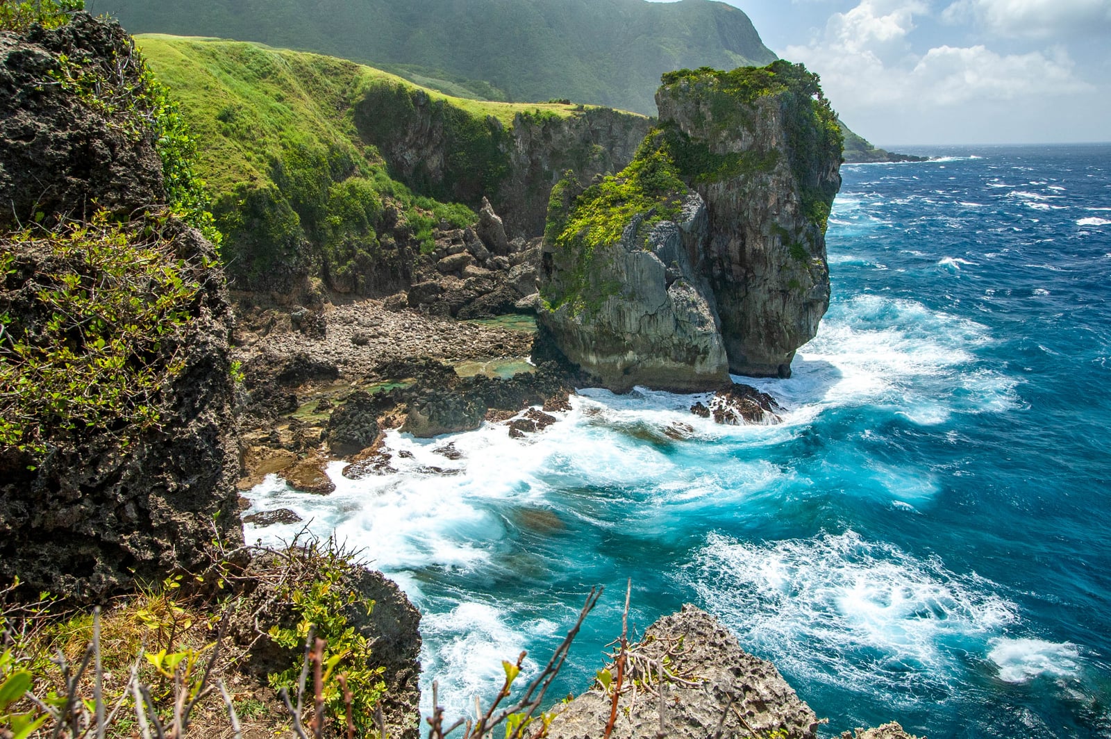 青青草原旁壯麗的海岸礁岩與浪花｜2009-2012 國內離島