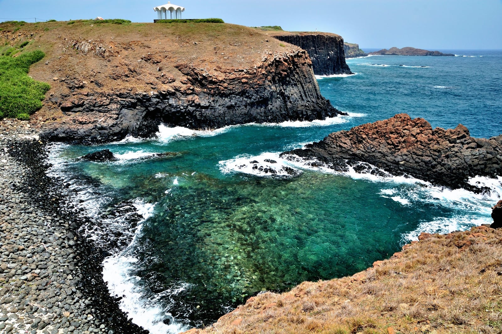 青青草原懸崖下的蔚藍海灣與白色涼亭｜2009-2012 國內離島