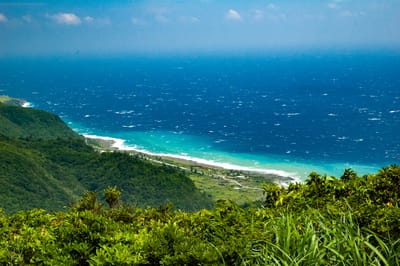 蘭嶼氣象站眺望湛藍海景與翠綠山巒｜2009-2012 國內離島