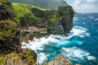 青青草原旁壯麗的海岸礁岩與浪花