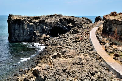 小門嶼海岸壯麗的玄武岩地形與海蝕洞景觀