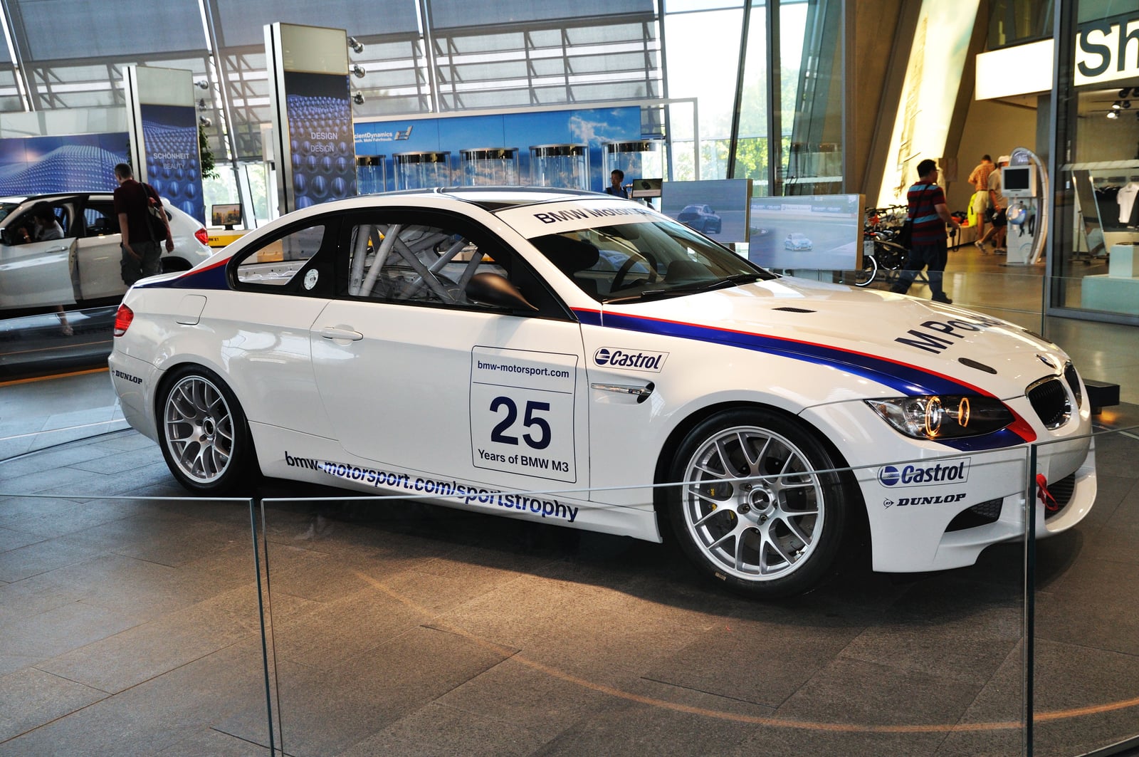慕尼黑 BMW 博物館內的白色賽車展示｜2010/07 德國南部黑森林