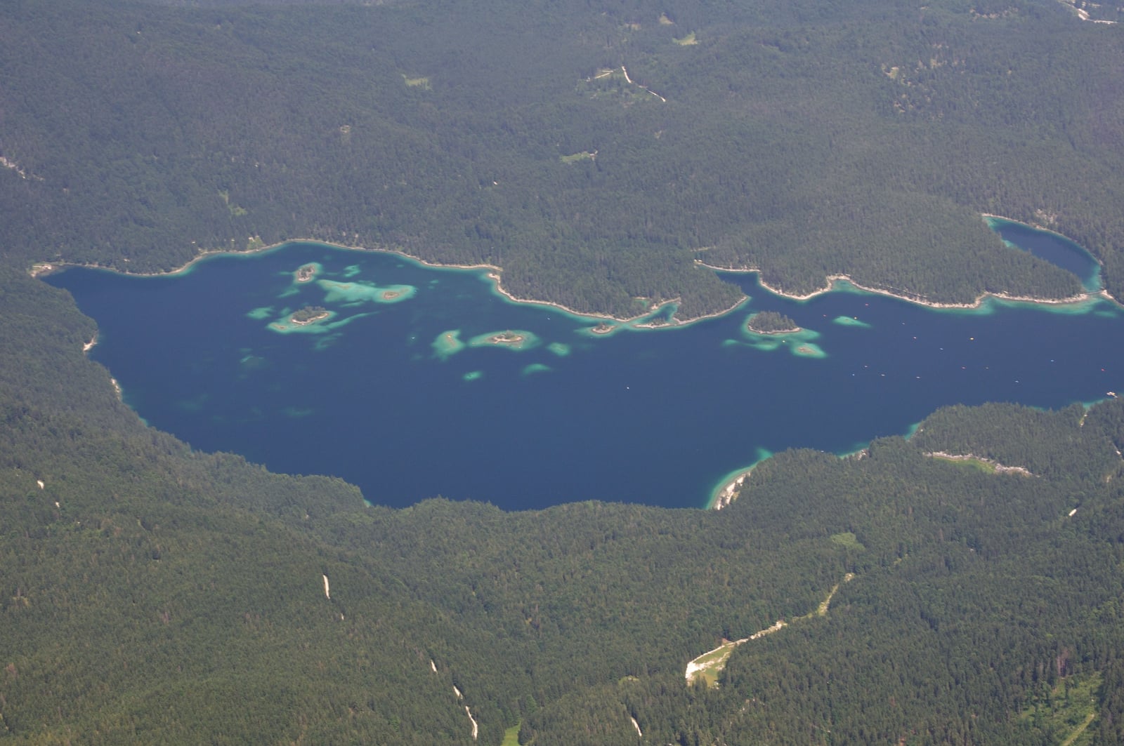 群山環抱中的艾布湖高空鳥瞰｜2010/07 德國南部黑森林