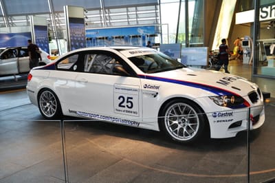 慕尼黑 BMW 博物館內的白色賽車展示｜2010/07 德國南部黑森林