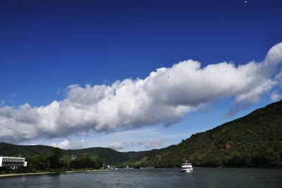 萊茵河上航行的遊船與藍天白雲
