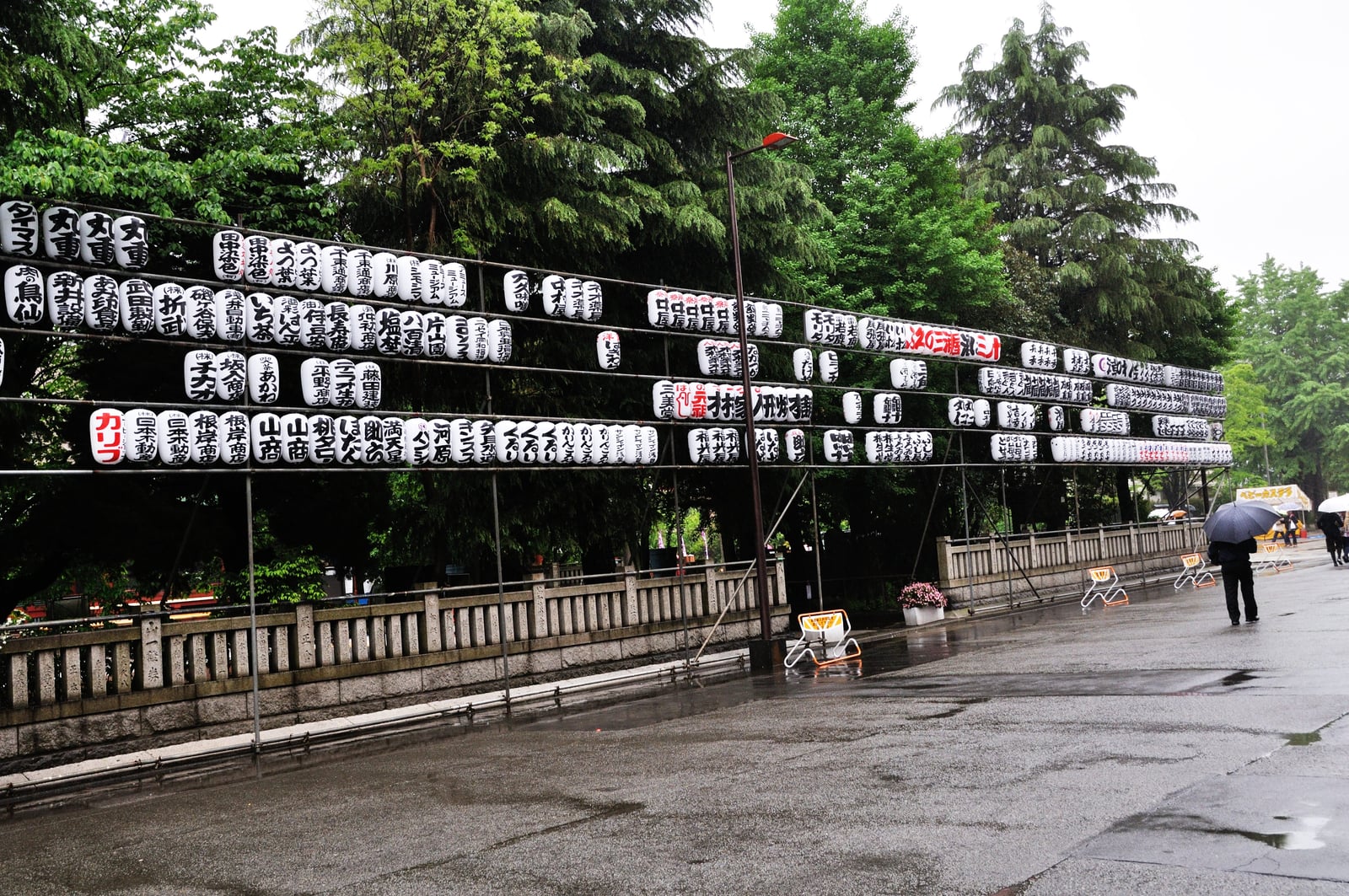 淺草寺境內掛滿祈福燈籠的雨天一隅｜2012/05 北陸