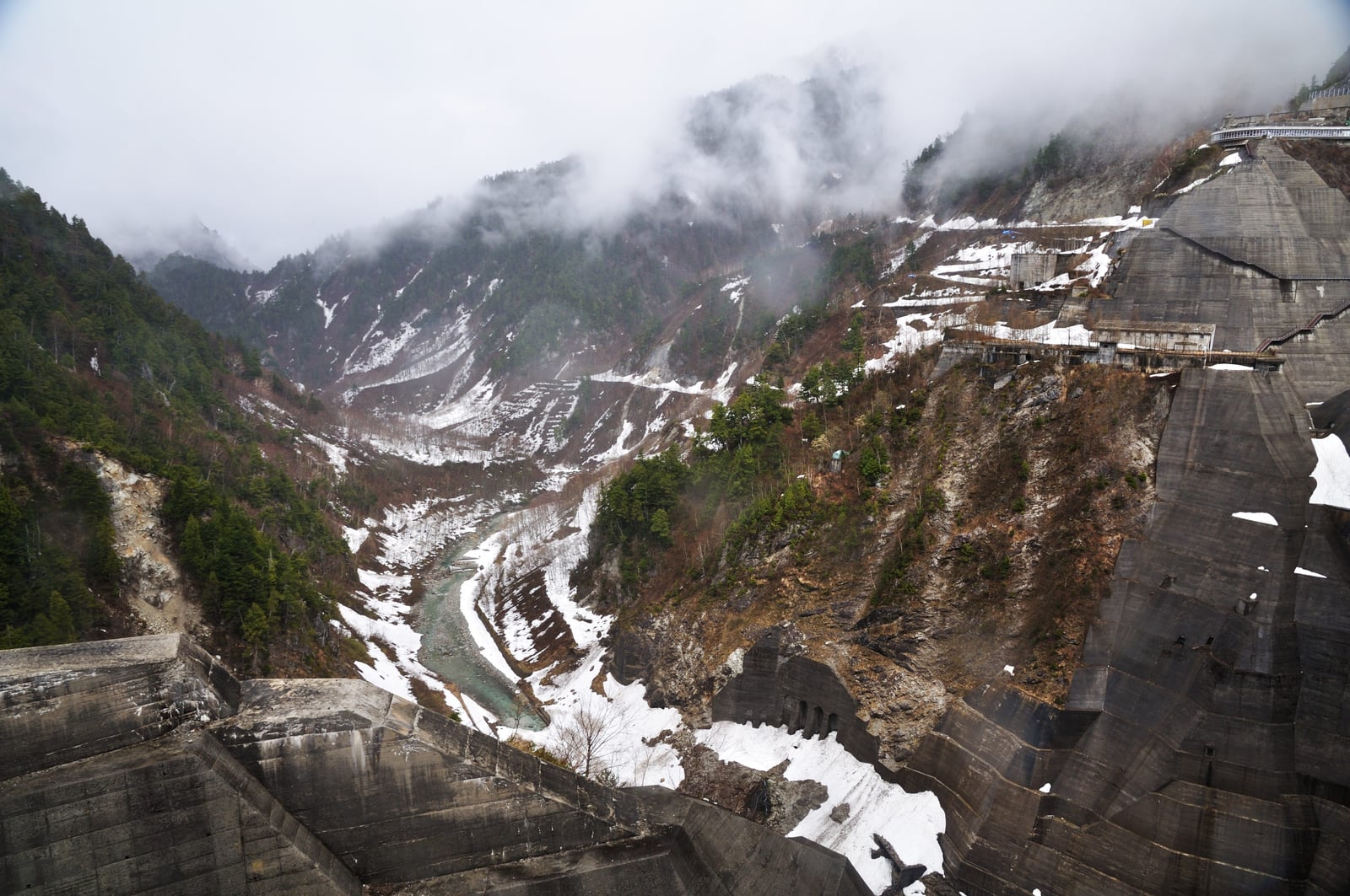 雲霧繚繞的黑部水壩壯闊山谷｜2012/05 北陸